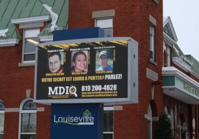 Louiseville affiche les victimes de sa région sur son panneau lumineux de l’hôtel de ville.
